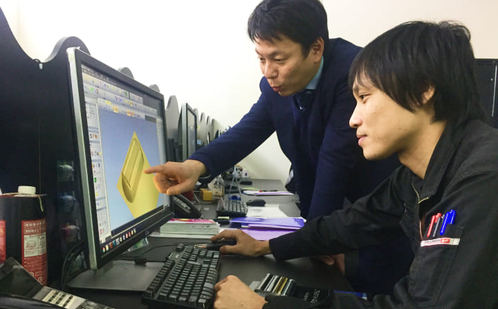 話してる社員の写真